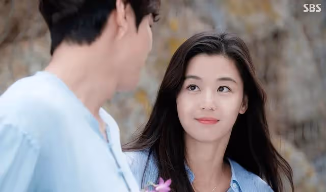 完美乾淨女明星代表全智賢,紅足20年還嫁入青梅竹馬豪門家