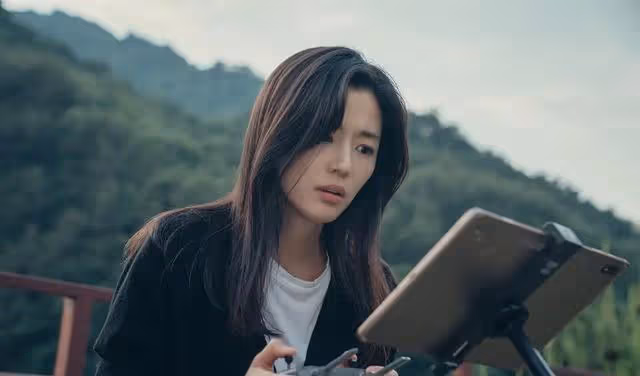完美乾淨女明星代表全智賢,紅足20年還嫁入青梅竹馬豪門家