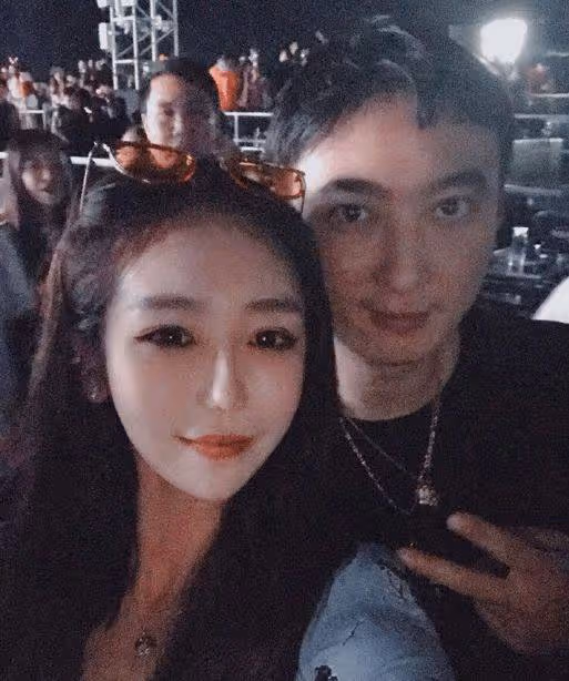 王思聰砸2億拿不下的網紅,卻嫁給小17歲男友,如今讓人心痛不已