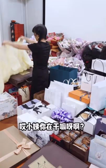千萬網紅生日收一屋禮物!珠寶名牌包擺滿地,俞敏洪禮物被指寒酸