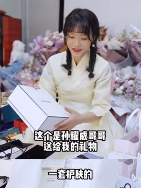千萬網紅生日收一屋禮物!珠寶名牌包擺滿地,俞敏洪禮物被指寒酸