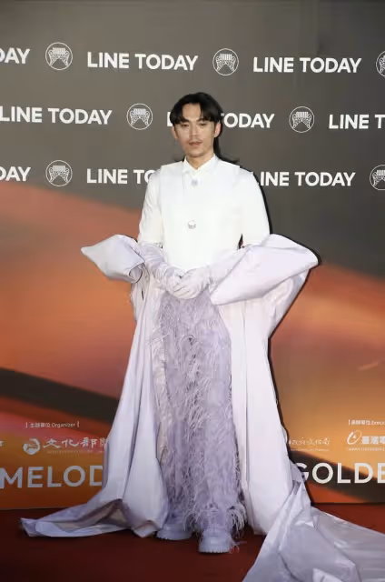 金曲獎紅毯爭奇鬥豔,小S穿芭比粉踩恨天高,音樂組合戴恐龍頭套