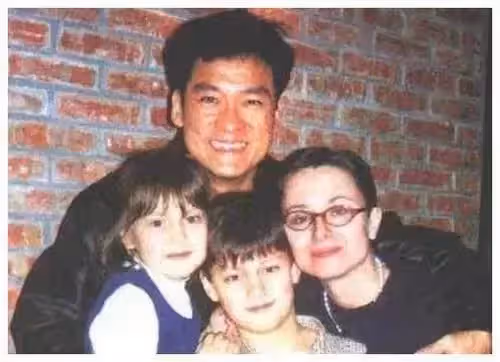 她和周華健同框被人「認作母子」,如今滿臉皺紋,卻備受疼愛,他含淚感謝:我的成功皆因她!