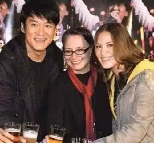 她和周華健同框被人「認作母子」,如今滿臉皺紋,卻備受疼愛,他含淚感謝:我的成功皆因她!