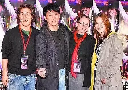 她和周華健同框被人「認作母子」,如今滿臉皺紋,卻備受疼愛,他含淚感謝:我的成功皆因她!