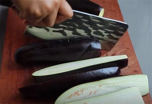 涼拌茄子,很多人第一步就做錯了,1個小技巧,茄子入味又好吃