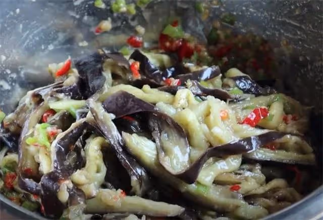 涼拌茄子，很多人第一步就做錯了，1個小技巧，茄子入味又好吃