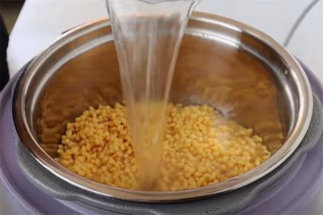 在家製作綠豆糕原來這麼簡單，清涼解暑，鬆軟細膩又好吃，真解饞