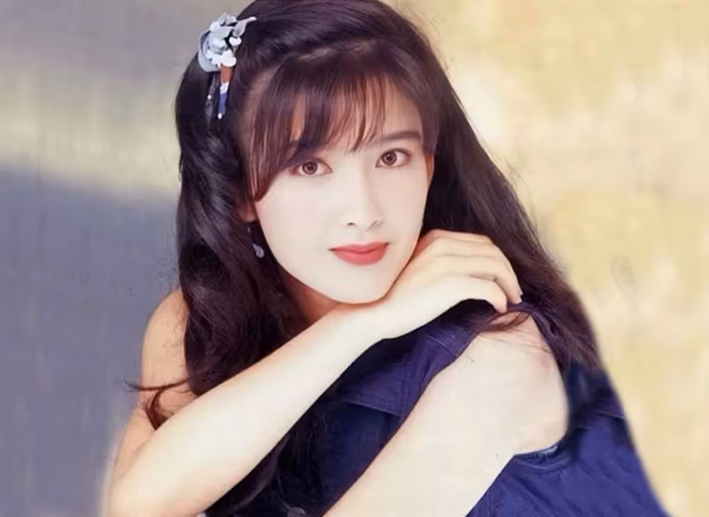 「凍齡女神」周慧敏罕曬老公！58歲倪震打扮年輕似小伙，「結婚13年無子女」仍恩愛網讚：郎才女貌太般配