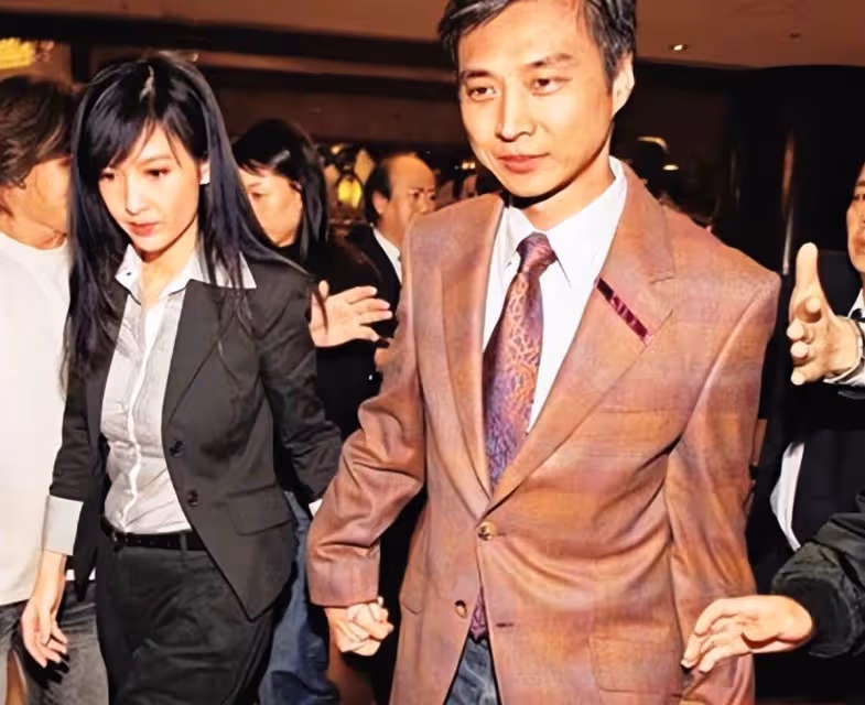 「凍齡女神」周慧敏罕曬老公！58歲倪震打扮年輕似小伙，「結婚13年無子女」仍恩愛網讚：郎才女貌太般配