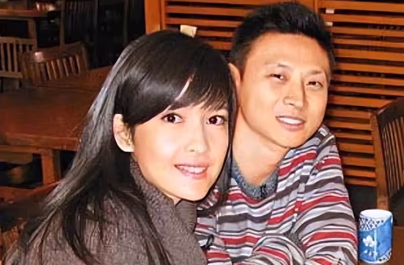 「凍齡女神」周慧敏罕曬老公！58歲倪震打扮年輕似小伙，「結婚13年無子女」仍恩愛網讚：郎才女貌太般配
