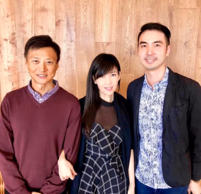 「凍齡女神」周慧敏罕曬老公！58歲倪震打扮年輕似小伙，「結婚13年無子女」仍恩愛網讚：郎才女貌太般配
