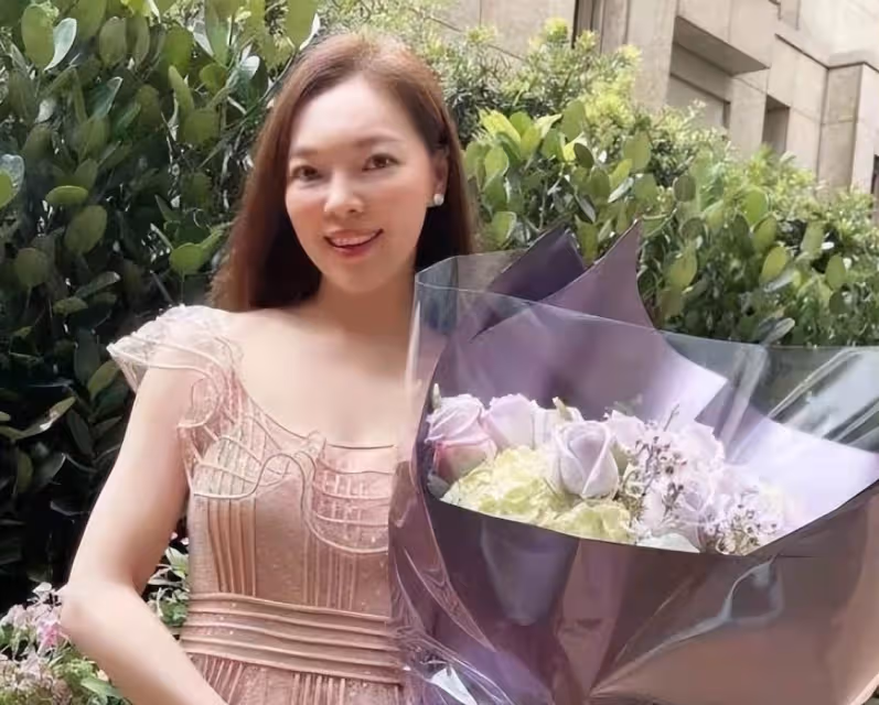 鴻海老闆娘曬馬爾地夫度假照！豪華別墅內景曝光，穿比基尼「大秀身材」纖腰不似3娃媽，賈永婕留言：跪求正面照