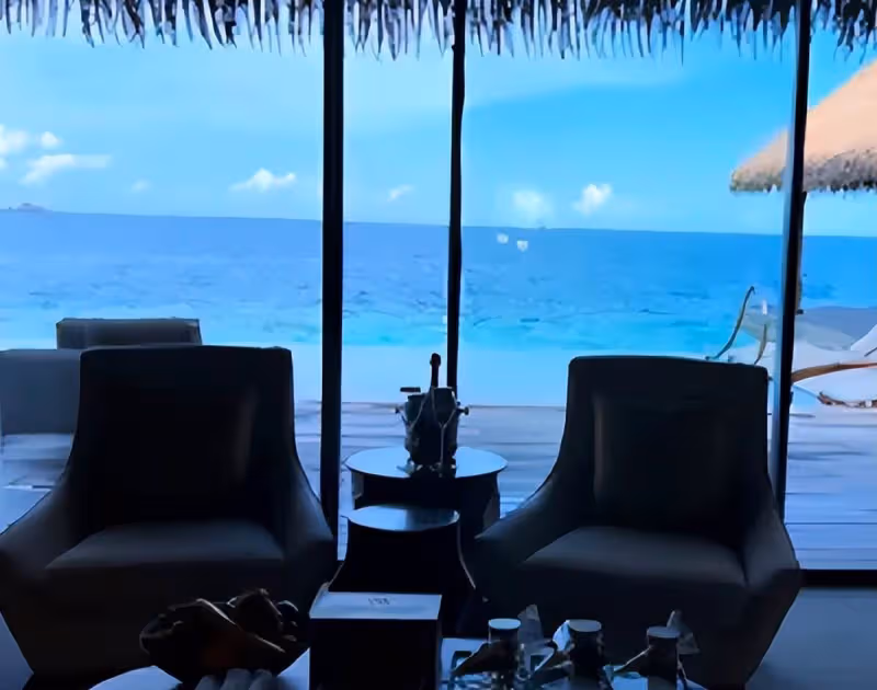 鴻海老闆娘曬馬爾地夫度假照！豪華別墅內景曝光，穿比基尼「大秀身材」纖腰不似3娃媽，賈永婕留言：跪求正面照