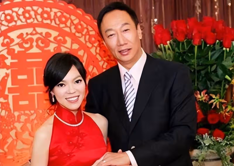 鴻海老闆娘曬馬爾地夫度假照！豪華別墅內景曝光，穿比基尼「大秀身材」纖腰不似3娃媽，賈永婕留言：跪求正面照