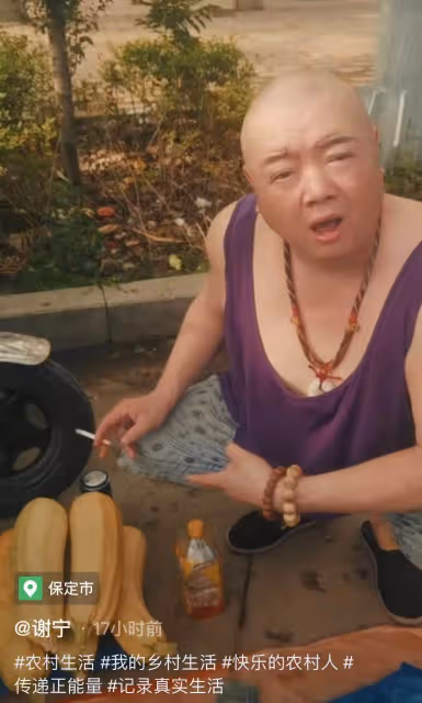 49歲戲骨擺地攤賣菜，穿背心布鞋打扮樸素，此前還當環衛工掃大街，網友稱贊：太接地氣了