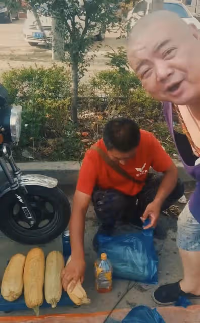49歲戲骨擺地攤賣菜，穿背心布鞋打扮樸素，此前還當環衛工掃大街，網友稱贊：太接地氣了
