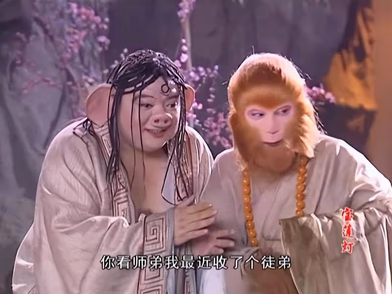 49歲戲骨擺地攤賣菜，穿背心布鞋打扮樸素，此前還當環衛工掃大街，網友稱贊：太接地氣了