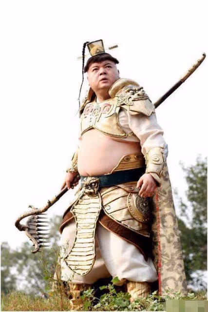 49歲戲骨擺地攤賣菜，穿背心布鞋打扮樸素，此前還當環衛工掃大街，網友稱贊：太接地氣了