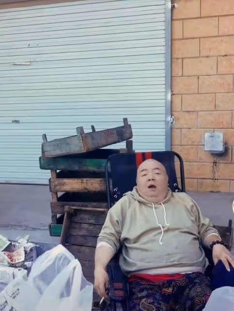 49歲戲骨擺地攤賣菜，穿背心布鞋打扮樸素，此前還當環衛工掃大街，網友稱贊：太接地氣了