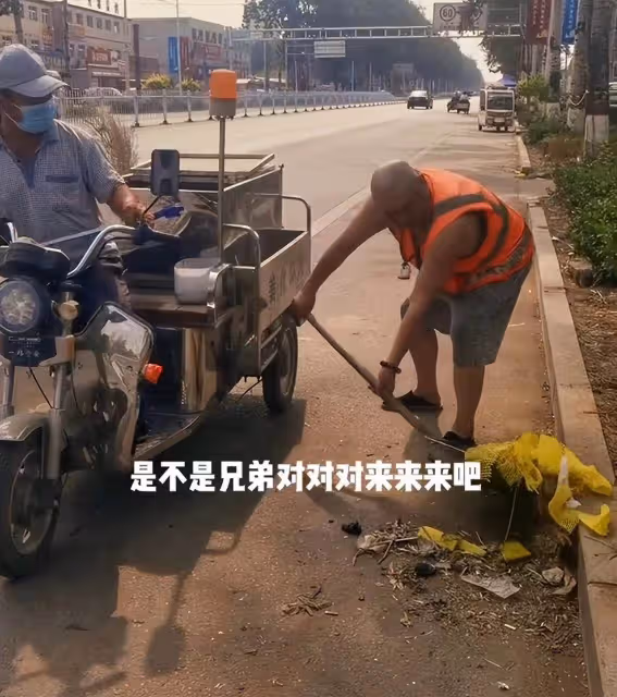 49歲戲骨擺地攤賣菜，穿背心布鞋打扮樸素，此前還當環衛工掃大街，網友稱贊：太接地氣了