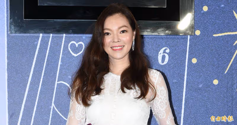 林志玲的老師!她47歲「罕見秀比基尼照」連女星都羨慕 絕美背影「有如大學生」私下還是大善人
