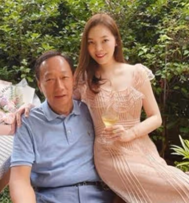 林志玲的老師!她47歲「罕見秀比基尼照」連女星都羨慕 絕美背影「有如大學生」私下還是大善人