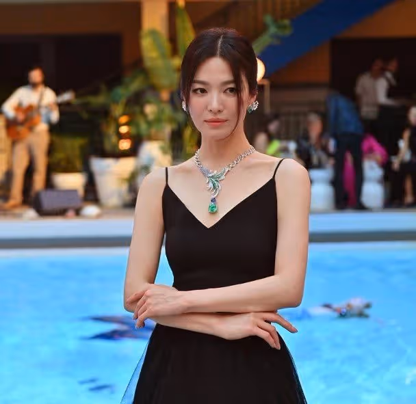 宋慧喬性感襲巴黎　下秒「零修圖」曝光挨酸：終於老了
