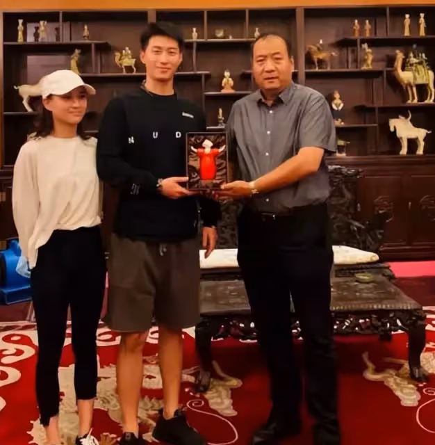 何超蓮:一隻貓頂一套房,花園比公園還大,坐擁500億還覺得窮