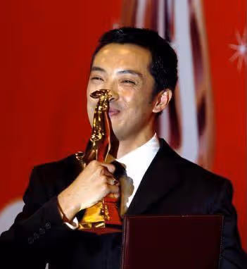 45歲富大龍,堅持不接廣告上綜藝、不直播賺錢,出道37年買不起房