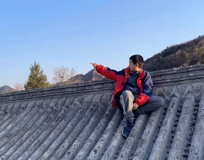 謝蘭一家三口出遊!60歲師小紅身材仍健碩,10歲兒子像極了爸爸