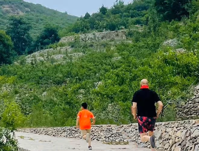 謝蘭一家三口出遊!60歲師小紅身材仍健碩,10歲兒子像極了爸爸