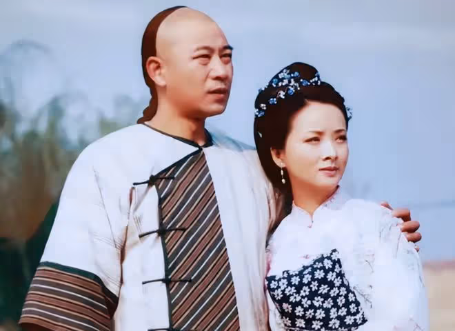 謝蘭一家三口出遊!60歲師小紅身材仍健碩,10歲兒子像極了爸爸