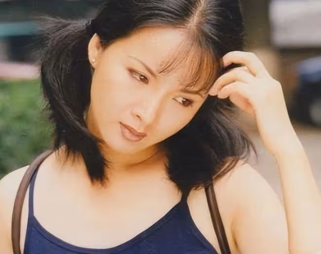 謝蘭一家三口出遊!60歲師小紅身材仍健碩,10歲兒子像極了爸爸