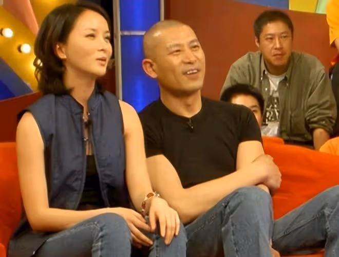 謝蘭一家三口出遊！60歲師小紅身材仍健碩，10歲兒子像極了爸爸