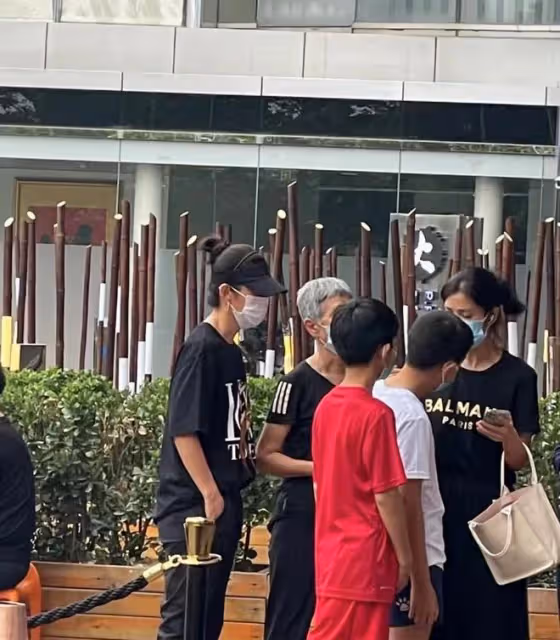 李冰冰出門吃飯被偶遇,母親滿頭白髮穿著樸素,妹妹帶著倆兒子