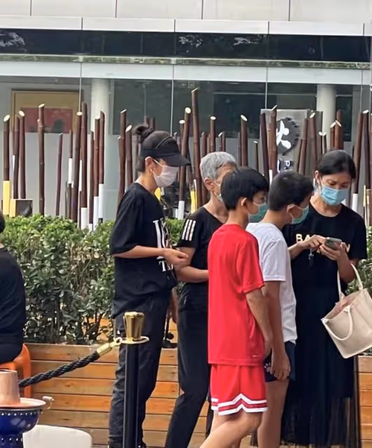李冰冰出門吃飯被偶遇,母親滿頭白髮穿著樸素,妹妹帶著倆兒子