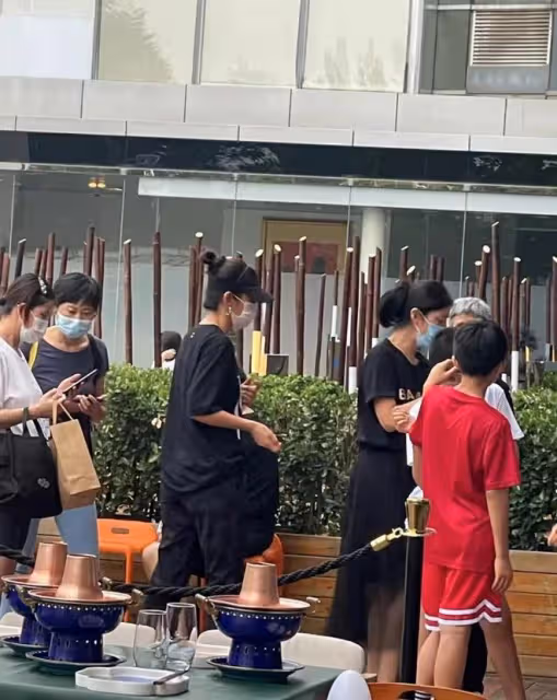 李冰冰出門吃飯被偶遇,母親滿頭白髮穿著樸素,妹妹帶著倆兒子