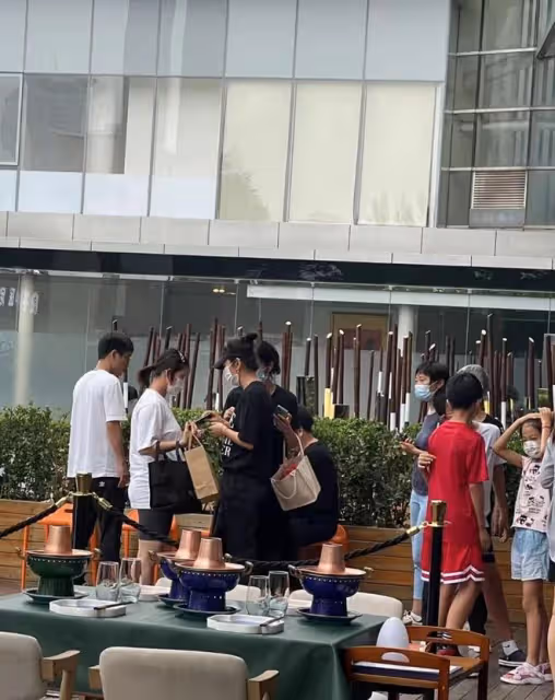 李冰冰出門吃飯被偶遇,母親滿頭白髮穿著樸素,妹妹帶著倆兒子