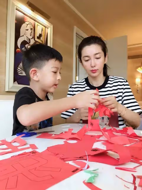 李冰冰出門吃飯被偶遇,母親滿頭白髮穿著樸素,妹妹帶著倆兒子