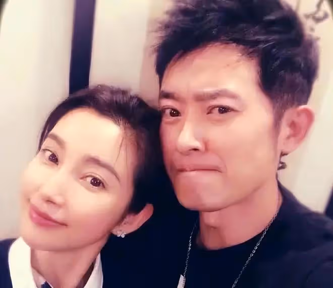 李冰冰出門吃飯被偶遇,母親滿頭白髮穿著樸素,妹妹帶著倆兒子