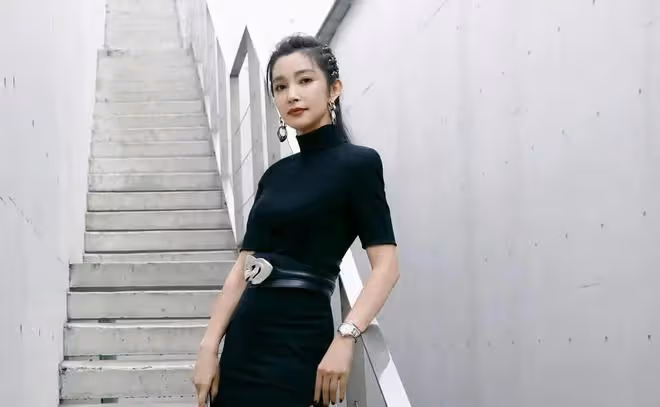 李冰冰出門吃飯被偶遇,母親滿頭白髮穿著樸素,妹妹帶著倆兒子
