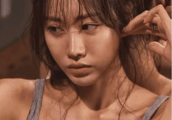 她是國民小姨子,曾被騙拍情色電影,今為錢復出主動拍愛情電影!