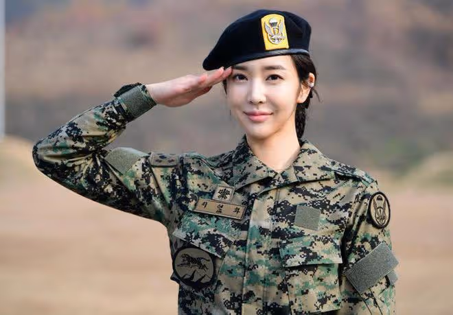 韓國最美女兵李允花,模特出身,當上女上尉