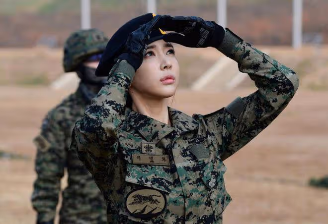 韓國最美女兵李允花,模特出身,當上女上尉