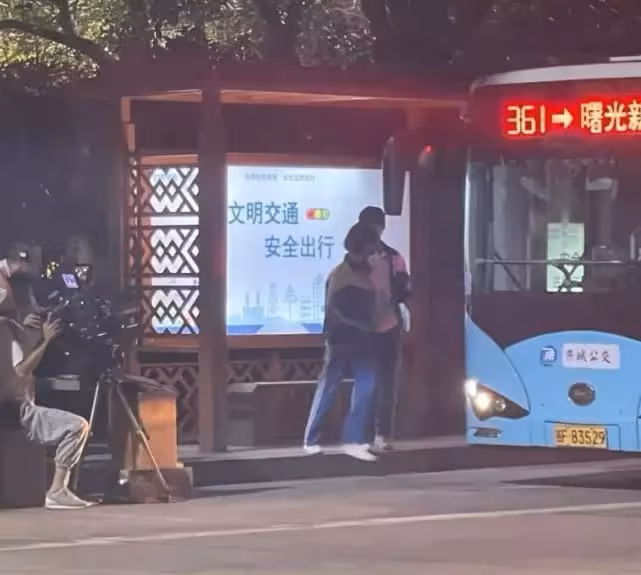 楊洋新劇公交路透,穿校服少年感十足!王楚然假髮顯違和