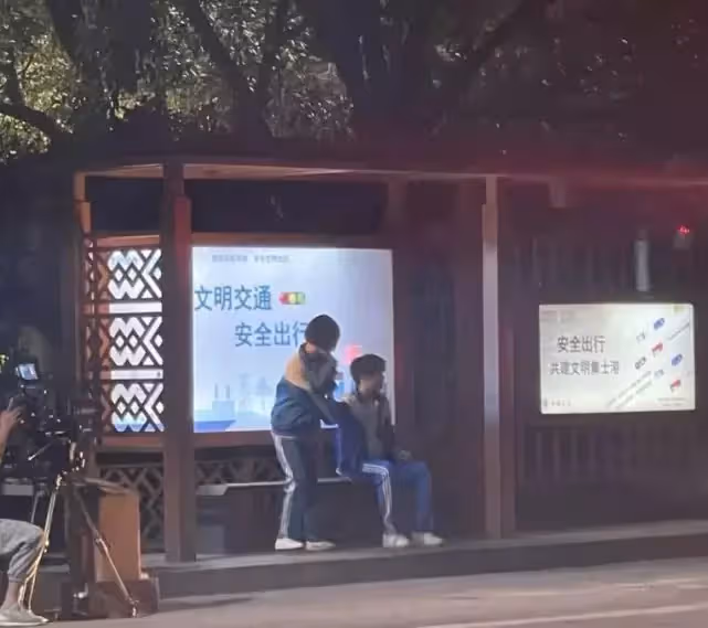 楊洋新劇公交路透,穿校服少年感十足!王楚然假髮顯違和