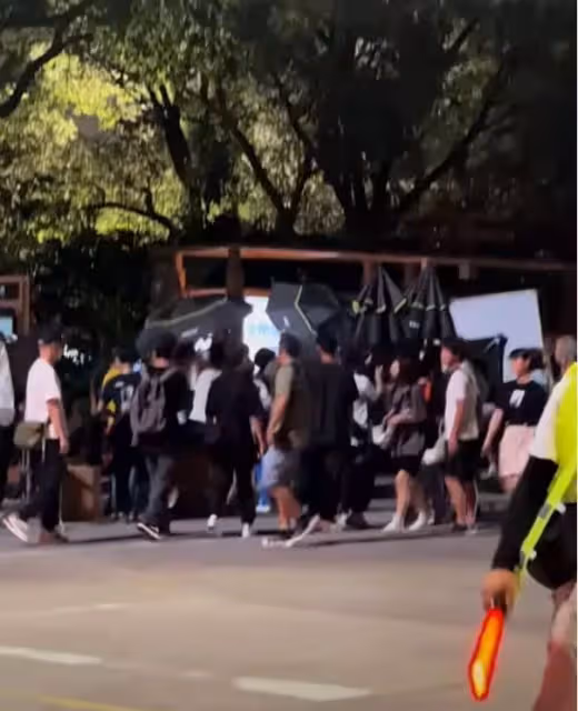 楊洋新劇公交路透,穿校服少年感十足!王楚然假髮顯違和