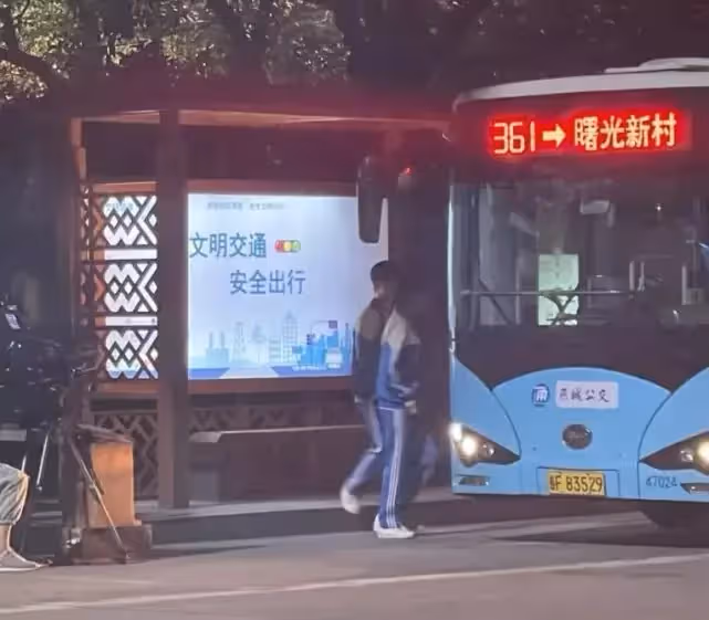 楊洋新劇公交路透,穿校服少年感十足!王楚然假髮顯違和