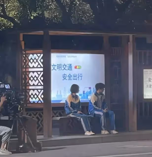 楊洋新劇公交路透,穿校服少年感十足!王楚然假髮顯違和